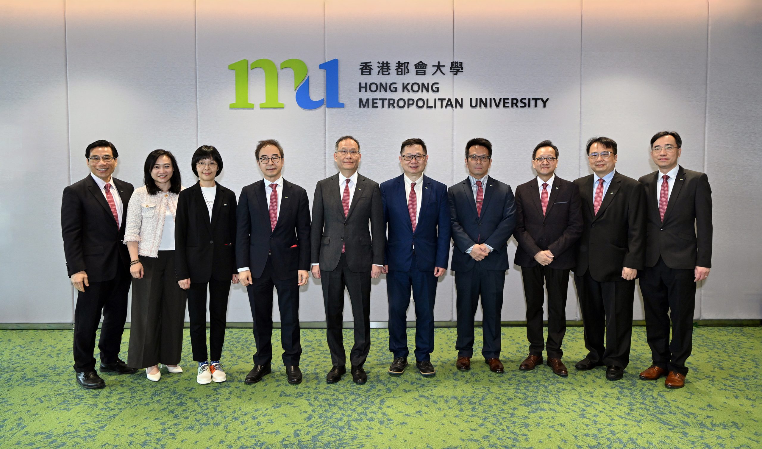 Hong Kong Metropolitan University holds a gathering with the media today (8 February). President Prof. Paul Lam Kwan-sing takes a group photo with Provost, Vice Presidents and Deans of different Schools.
