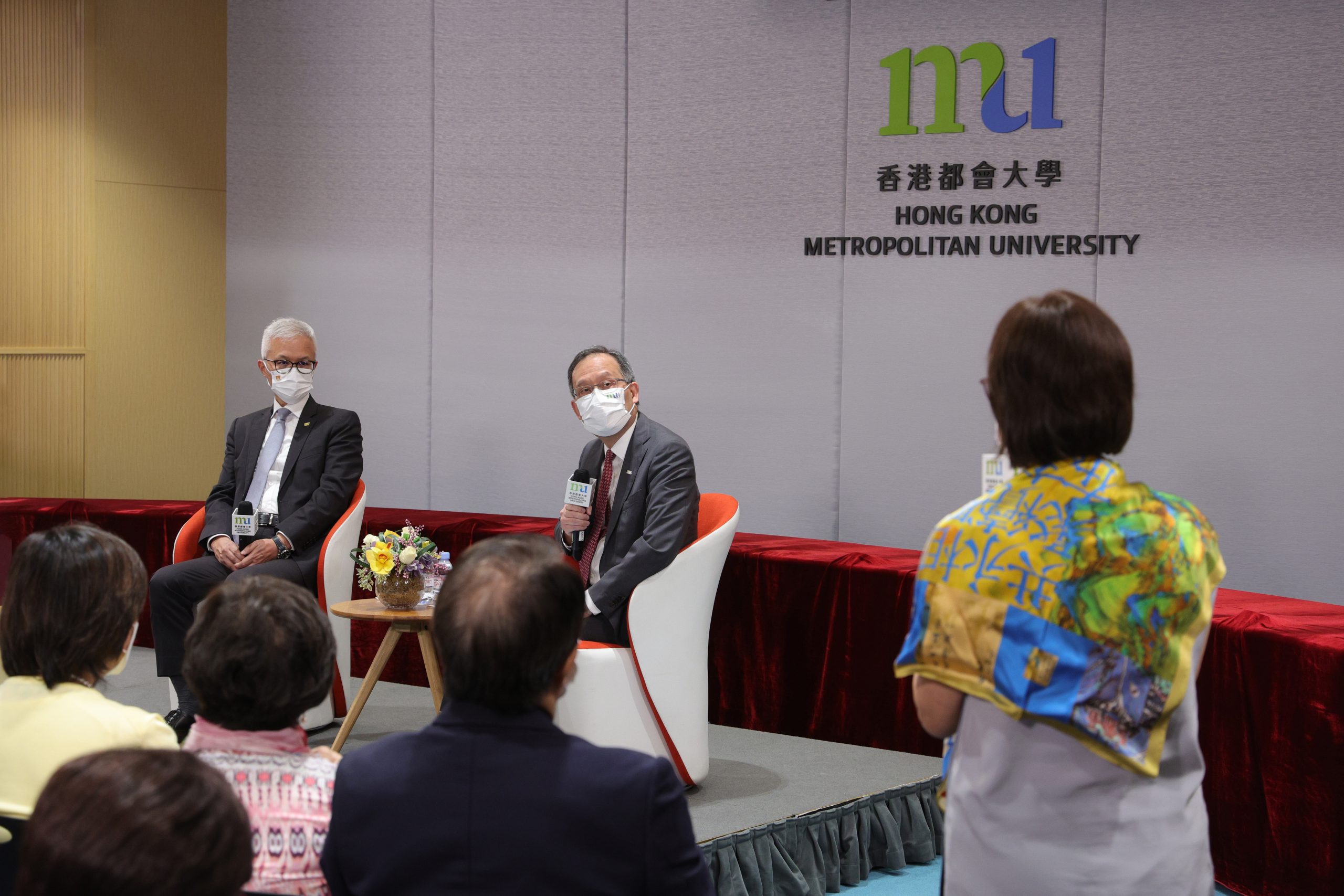 The participants enthusiastically ask questions during the question-and-answer session hosted by HKMU President Prof. Paul Lam Kwan-sing.