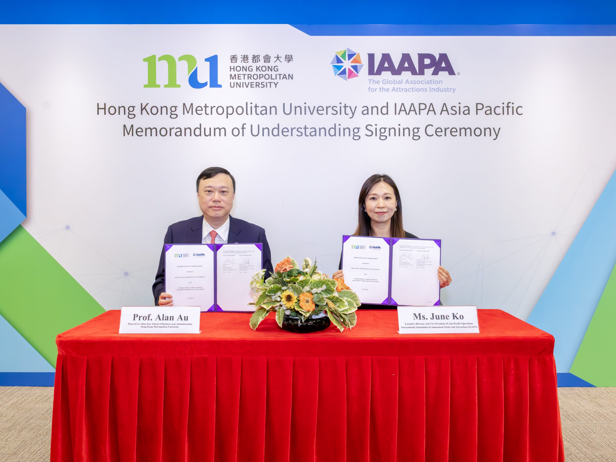 The MoU is signed by Dean of HKMU Business School Prof. Alan Au (left) and Executive Director and Vice President of IAAPA Asia Pacific Operations June Ko.