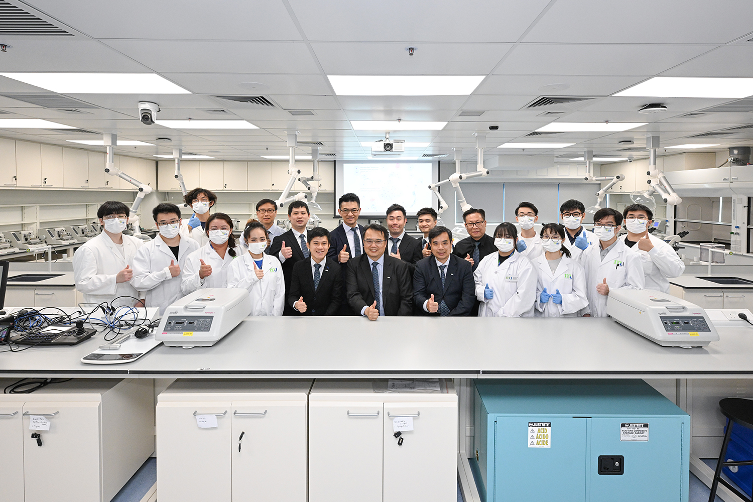 HKMU School of Science and Technology Dean Prof. Philips Wang Fu-lee (front row, centre), Associate Professor and Head of Applied Science Dr Steven Xu Jingliang (front row, fifth right), Associate Professor and programme leader Dr Cheung Ka-tik (front row, fifth left), and the laboratory team.