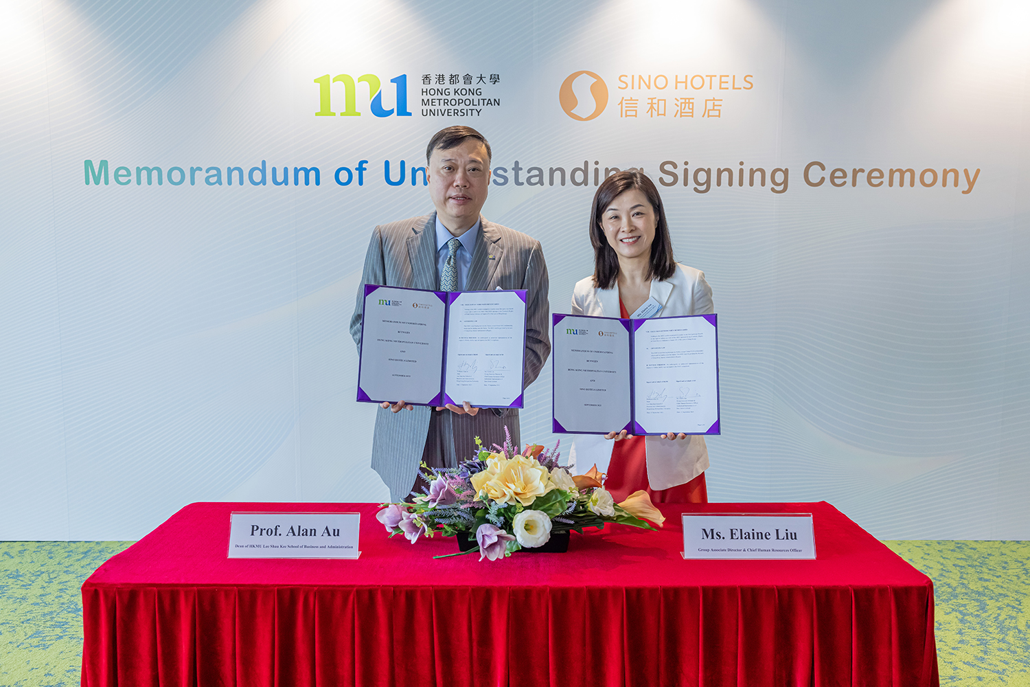 The MoU is signed by Dean of HKMU Business School Prof. Alan Au Kai-ming (left) and Group Associate Director and Chief Human Resources Officer of Sino Group Elaine Liu.