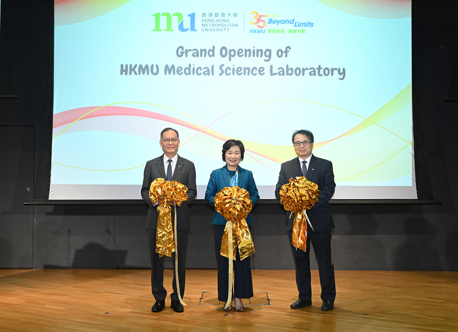 Secretary for Education Dr Choi Yuk-lin (centre), HKMU President Prof. Paul Lam Kwan-sing (left) and HKMU Dean of School of Science and Technology Prof. Philips Wang Fu-lee (right), officiate at the grand opening ceremony of the HKMU Medical Science Laboratory.