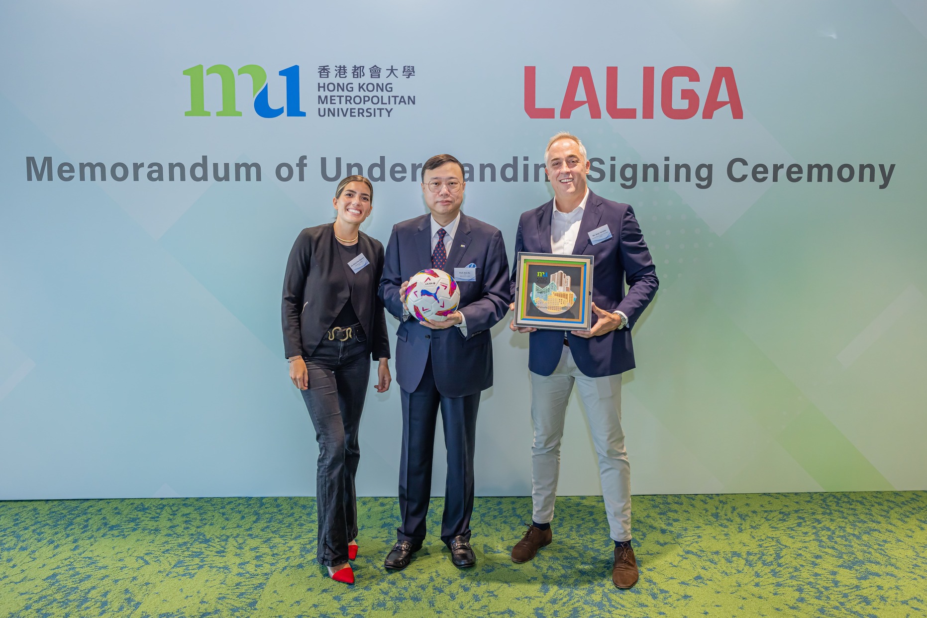 Dean of HKMU Business School Prof. Alan Au (centre) exchanges souvenirs with Managing Director of LALIGA in China Mr Sergi Torrents (right) and LALIGA Hong Kong SAR Delegate Ms Marta Diaz Bejarano (left).