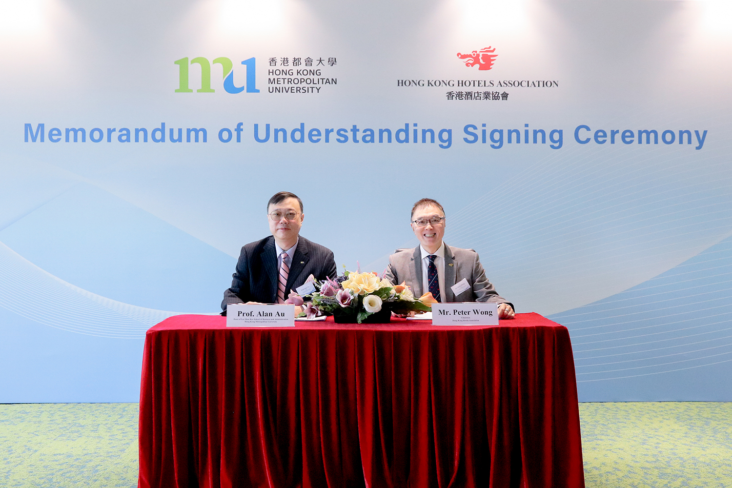 The MoU is signed by Dean of HKMU Business School Prof. Alan Au Kai-ming (left) and Chairman of Hong Kong Hotels Association (HKHA) Mr Peter Wong.