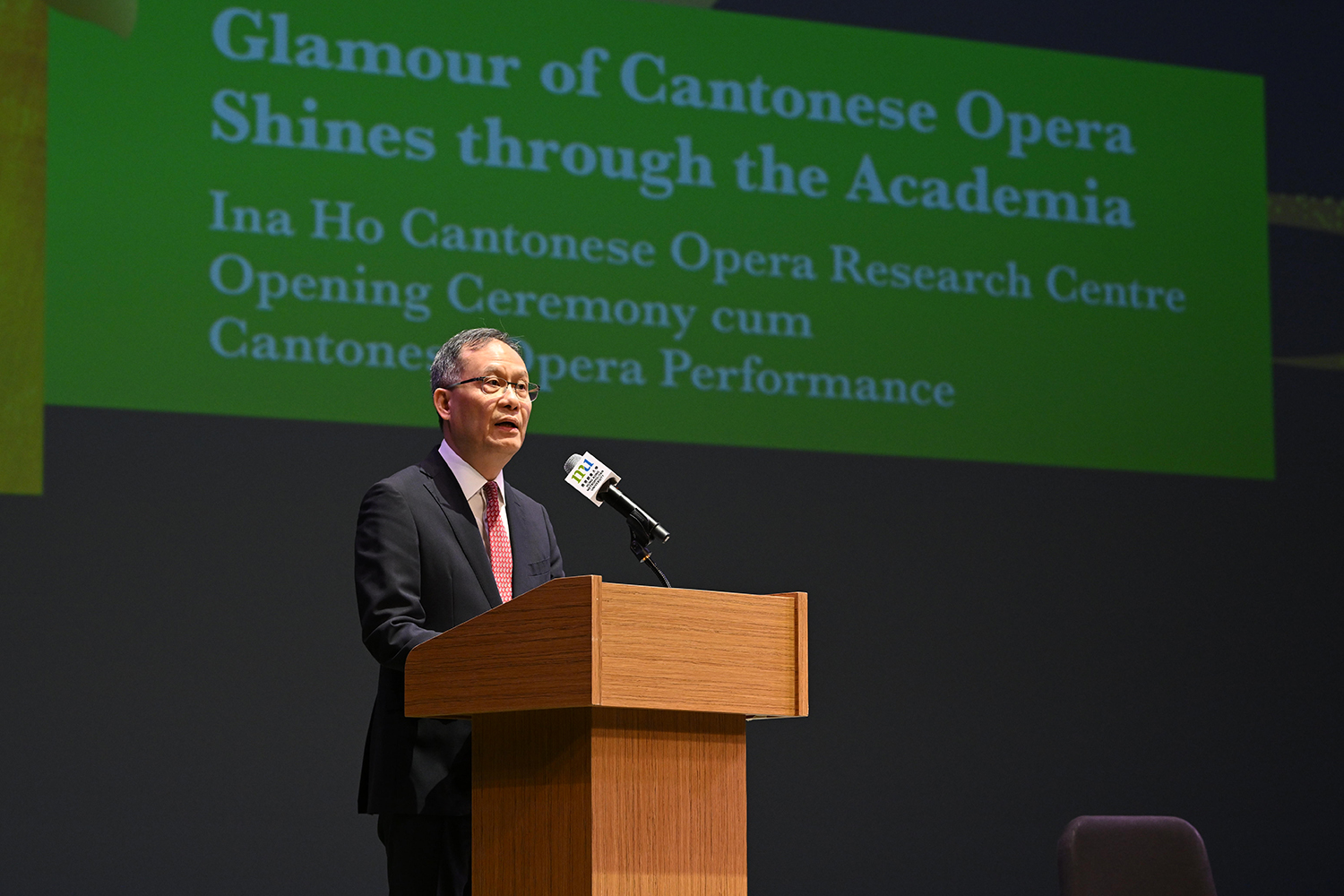 Prof. Paul Lam Kwan-sing delivers his welcome address at the ceremony.