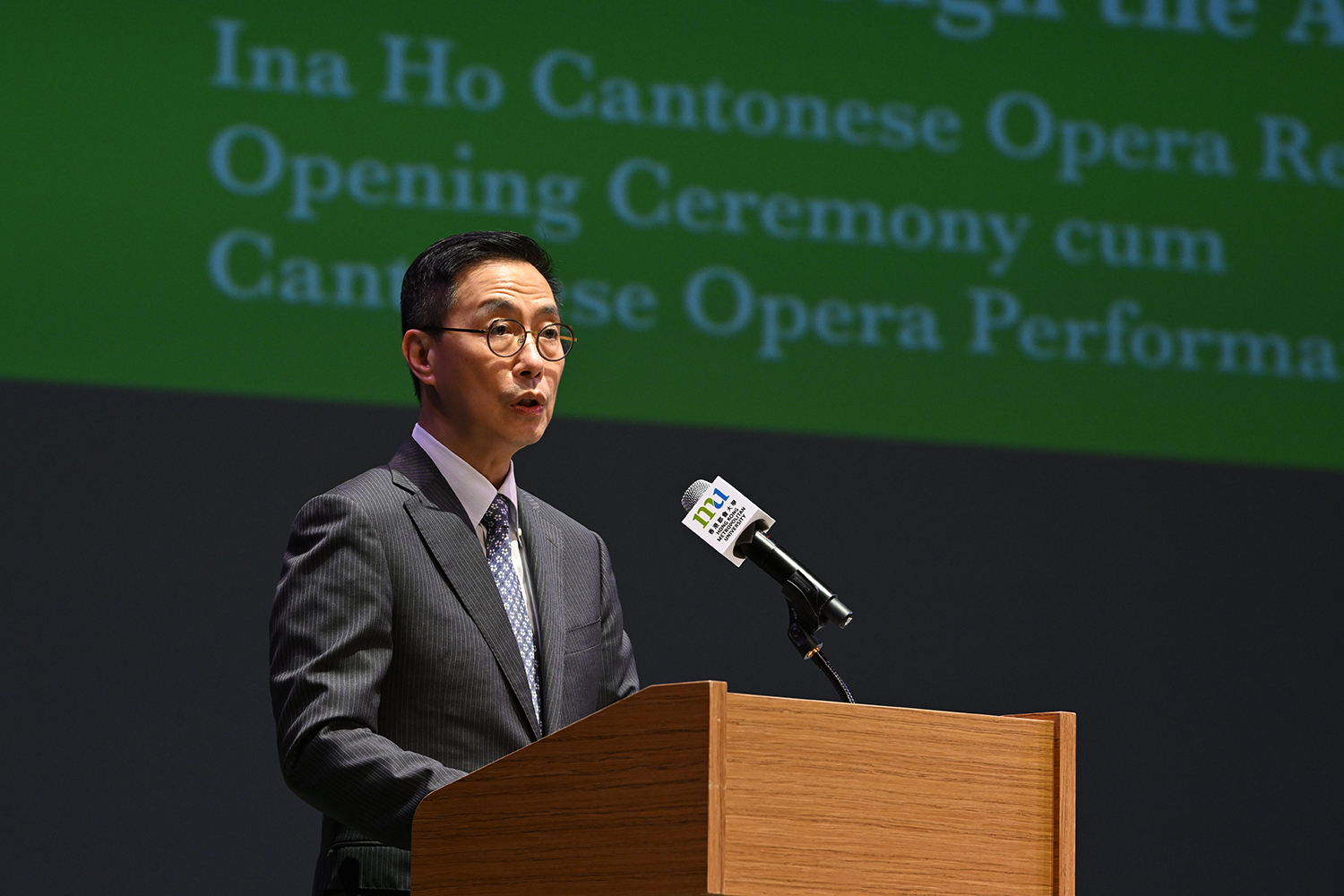 Kevin Yeung Yun-hung extends his congratulations on the opening of the Research Centre.
