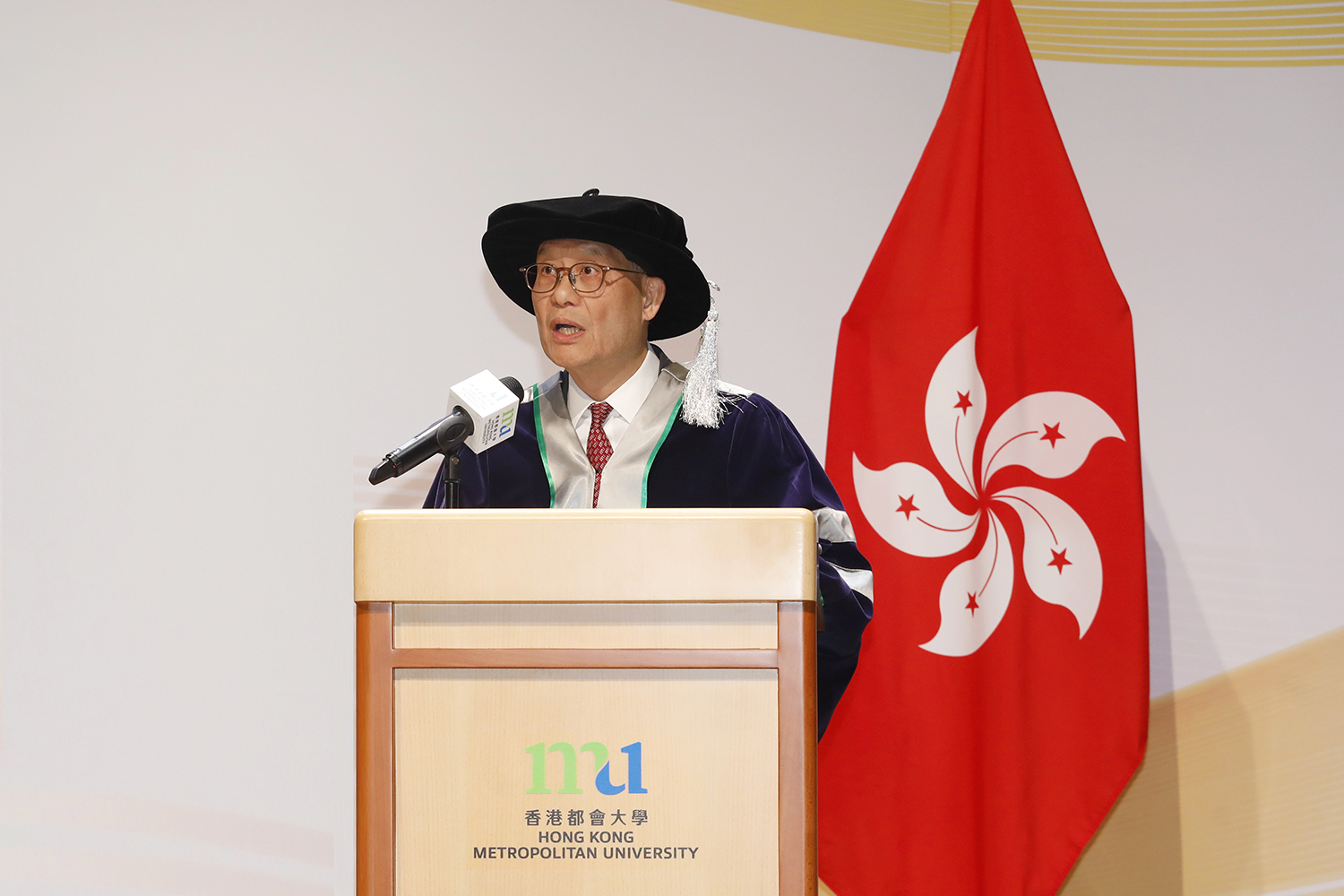 President Prof. Paul Lam Kwan-sing congratulates the four new University Fellows and expresses his gratitude to them for their support for the University.