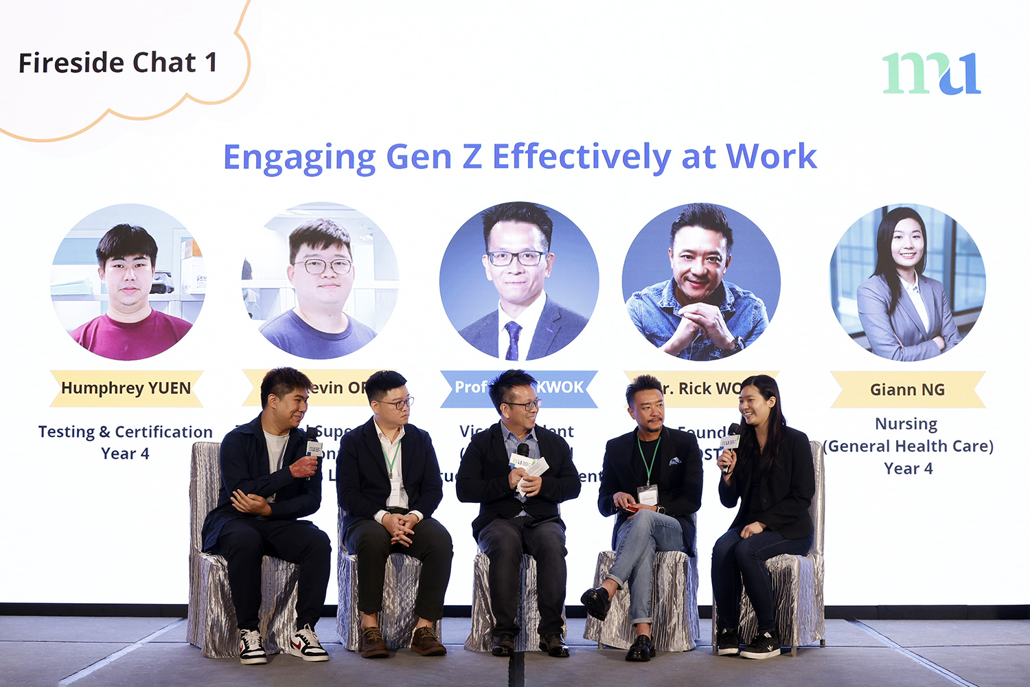 HKMU Vice President (Research and Student Development) Prof. Ricky Kwok Yu-kwong (centre) exchanges with employer representatives from FSE Environmental Solutions Limited (second left) and LOST (second right), and HKMU students on stage. 