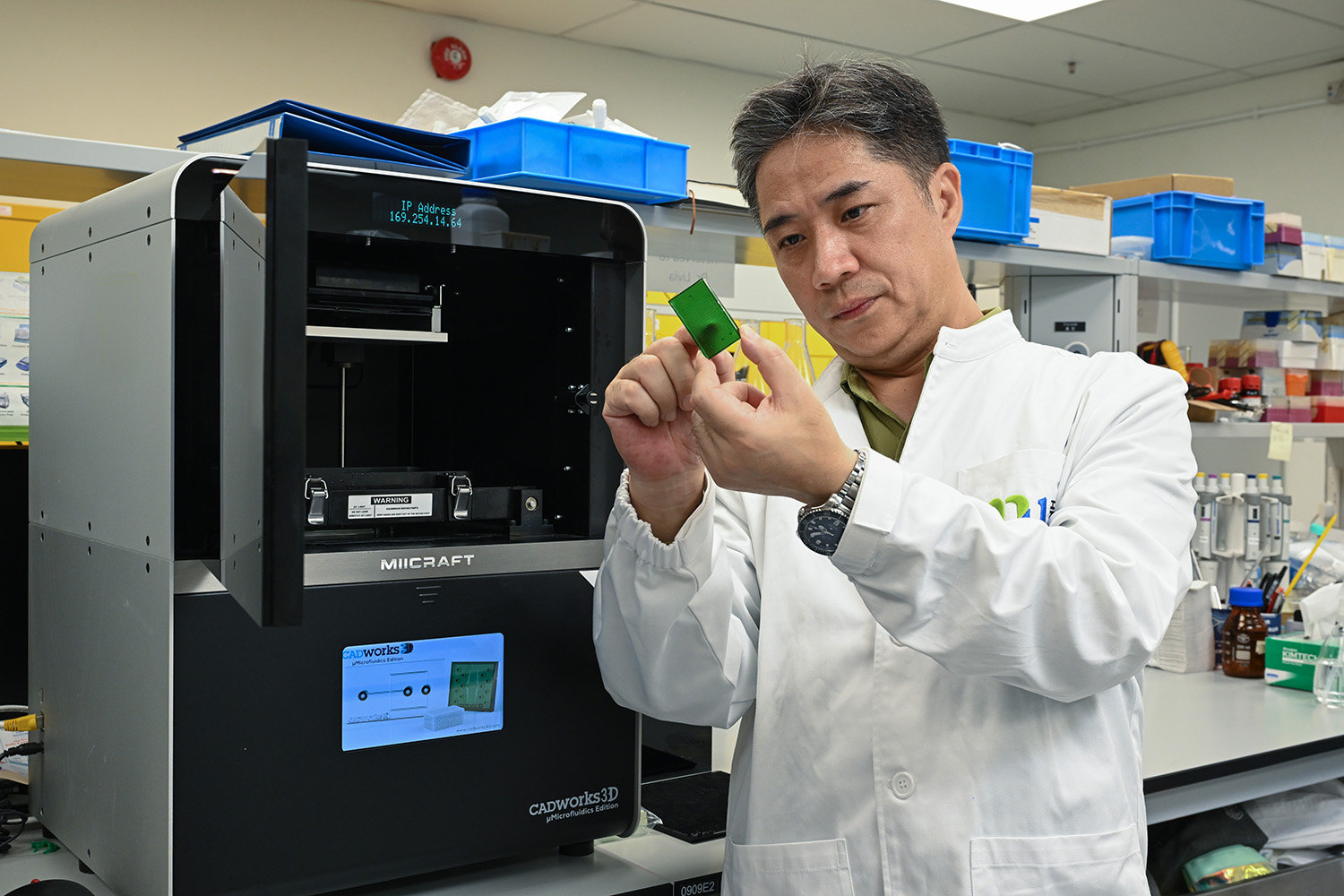 Dr Chen Jianlin, Assistant Professor of the School of Science and Technology, and his team invent the “microfluidics analytical device” to monitor the bioactivity of “anaerobic digestion” in real time and learn about the impact of food waste on the “anaerobic digestion” of sewage sludge.