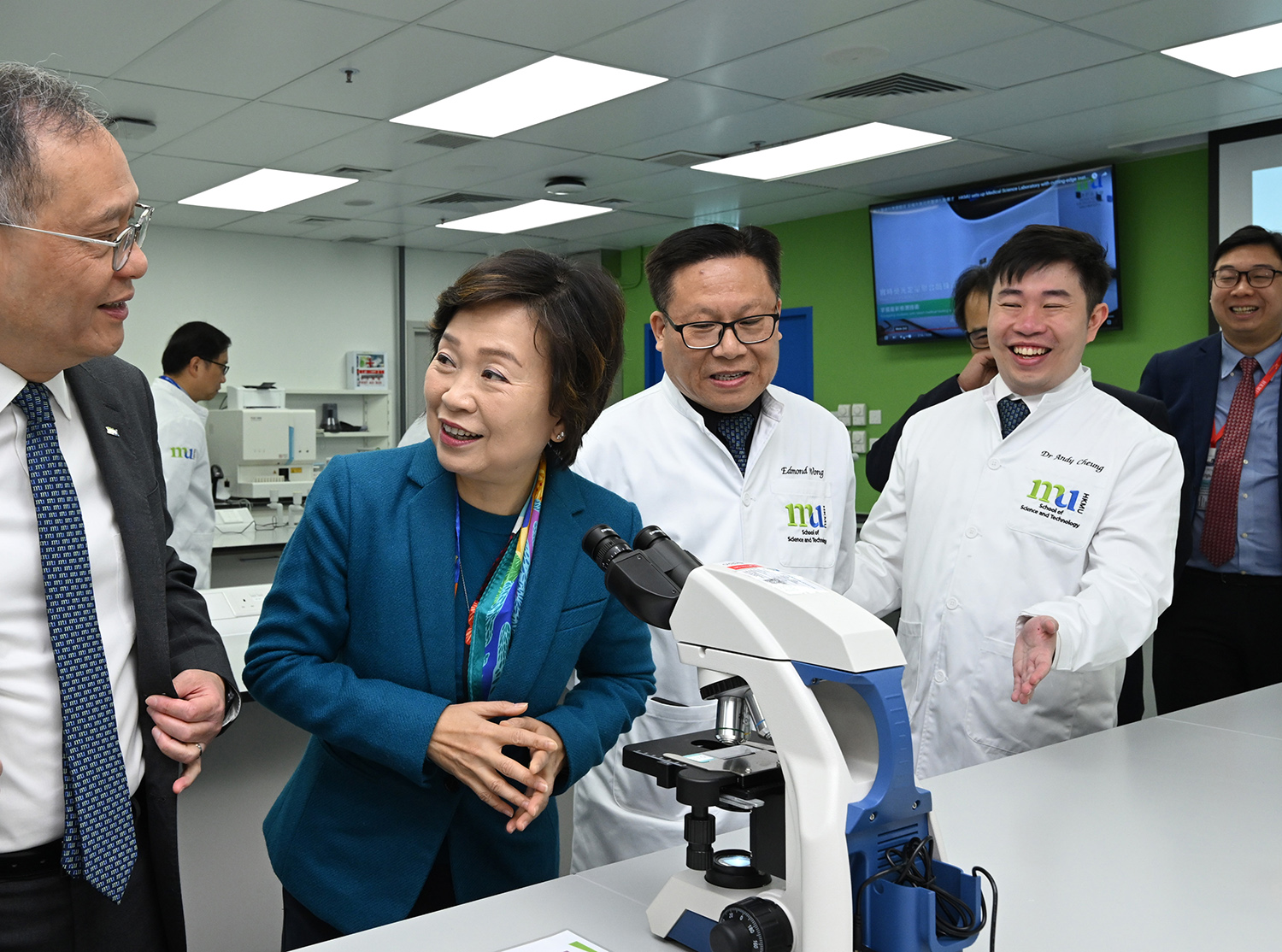 Secretary for Education Dr Choi Yuk-lin visits the Medical Science Laboratory.